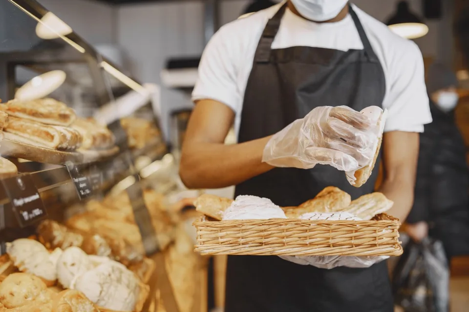 Khay bánh mới ra lò tại Tiệm Bánh Bơri Bakery